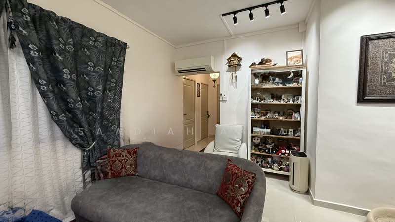 575 Woodlands Glen, 575 Woodlands Drive 16, 3 Bedrooms, 893 sqft, HDB Flat For Sale, by Saadiah Ahmad, 500211084 - Living Room - PropertyGuru.com.sg