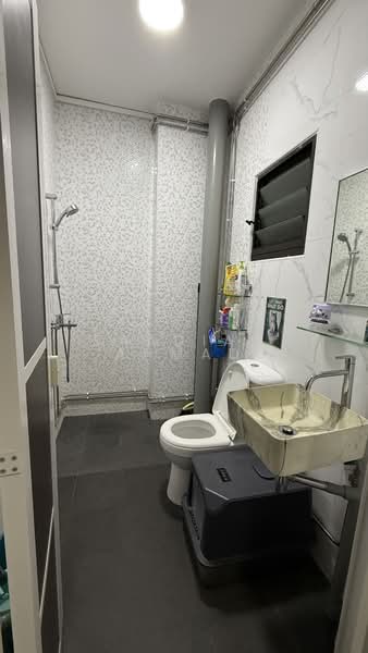 575 Woodlands Glen, 575 Woodlands Drive 16, 3 Bedrooms, 893 sqft, HDB Flat For Sale, by Saadiah Ahmad, 500211084 - Bathroom - PropertyGuru.com.sg