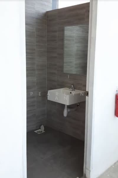 Interlocal Centre, 100G Pasir Panjang Road, 5,166 sqft, Light Industrial (B1) For Rent, by Pearlyn Tan, 500211088 - Bathroom - CommercialGuru.com.sg
