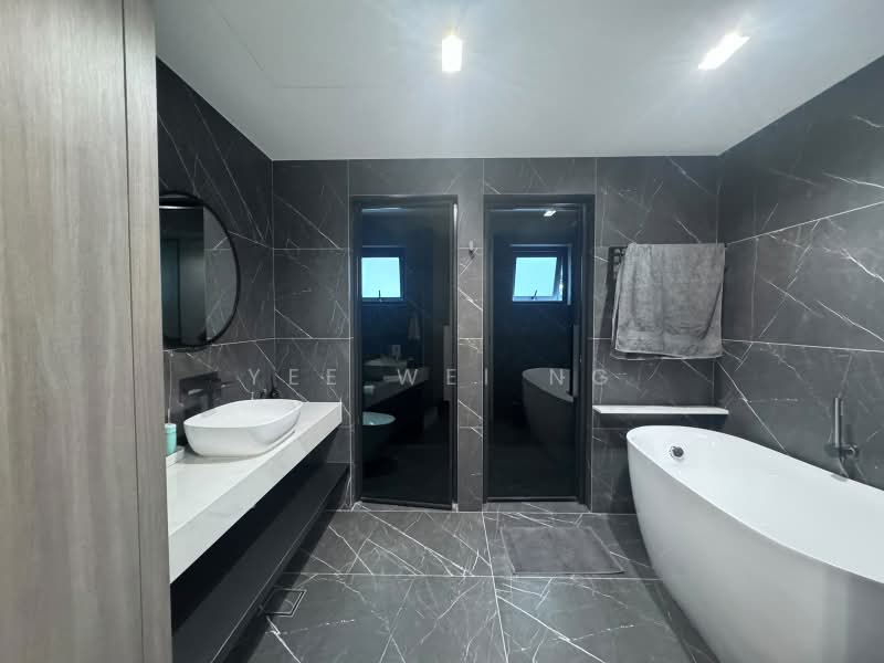 New listing! Near New Semi D! ☎️ 8321.8433, , 5 Bedrooms, 3,500 sqft, Semi-Detached House For Sale, by Yee Wei Ng, 500211090 - Bathroom - PropertyGuru.com.sg
