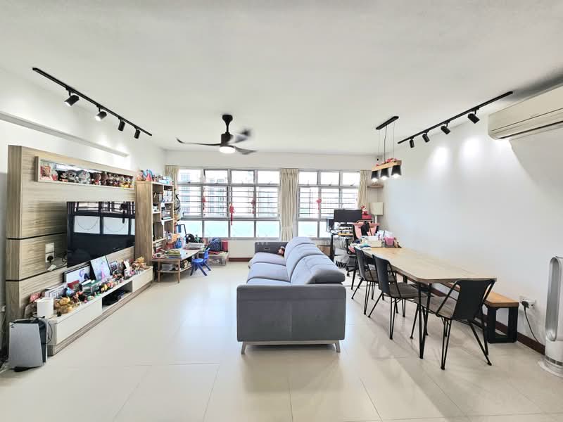 432C Yishun Avenue 1, 432C Yishun Avenue 1, 3 Bedrooms, 1,205 sqft, HDB Flat For Sale, by Adam Tng, 500211243 - Living Room - PropertyGuru.com.sg