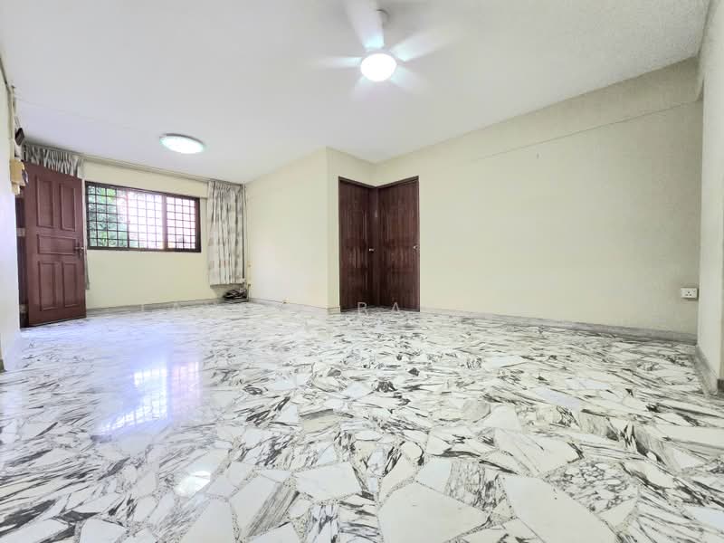 182 Ang Mo Kio Avenue 5, 182 Ang Mo Kio Avenue 5, 3 Bedrooms, 1,001 sqft, HDB Flat For Sale, by Taufik Batisah, 500211246 - Original Living Room - PropertyGuru.com.sg