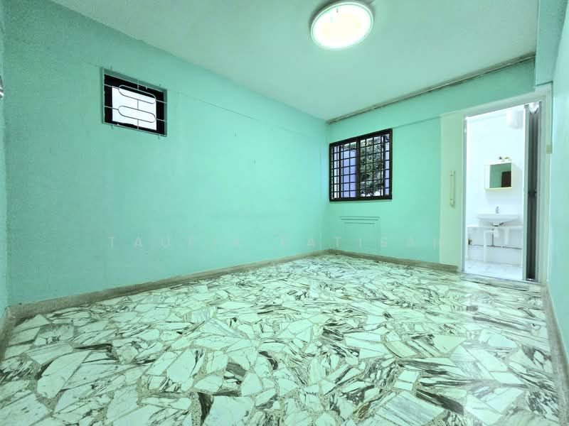 182 Ang Mo Kio Avenue 5, 182 Ang Mo Kio Avenue 5, 3 Bedrooms, 1,001 sqft, HDB Flat For Sale, by Taufik Batisah, 500211246 - Original Master Bedroom - PropertyGuru.com.sg