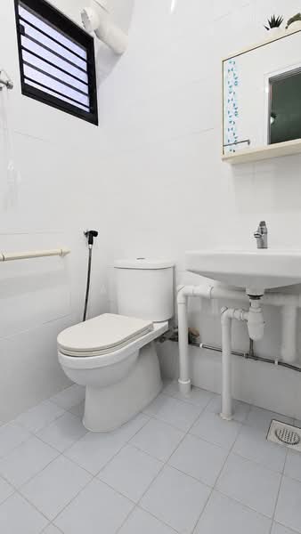182 Ang Mo Kio Avenue 5, 182 Ang Mo Kio Avenue 5, 3 Bedrooms, 1,001 sqft, HDB Flat For Sale, by Taufik Batisah, 500211246 - Original Master Bathroom - PropertyGuru.com.sg