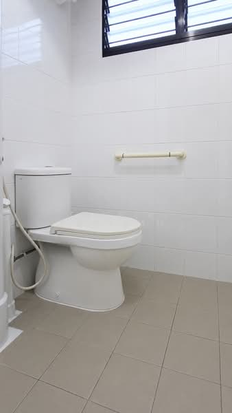 182 Ang Mo Kio Avenue 5, 182 Ang Mo Kio Avenue 5, 3 Bedrooms, 1,001 sqft, HDB Flat For Sale, by Taufik Batisah, 500211246 - Original Common Bathroom - PropertyGuru.com.sg