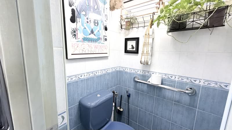 4 Holland Close, 4 Holland Close, 2 Bedrooms, 700 sqft, HDB Flat For Sale, by Leen Yap, 500211260 - Bathroom - PropertyGuru.com.sg
