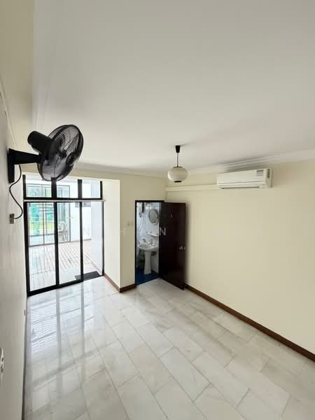 Hong Kong Park, , 5 Bedrooms, 3,500 sqft, Semi-Detached House For Sale, by Tan Han Long, 500211267 - Bathroom - PropertyGuru.com.sg