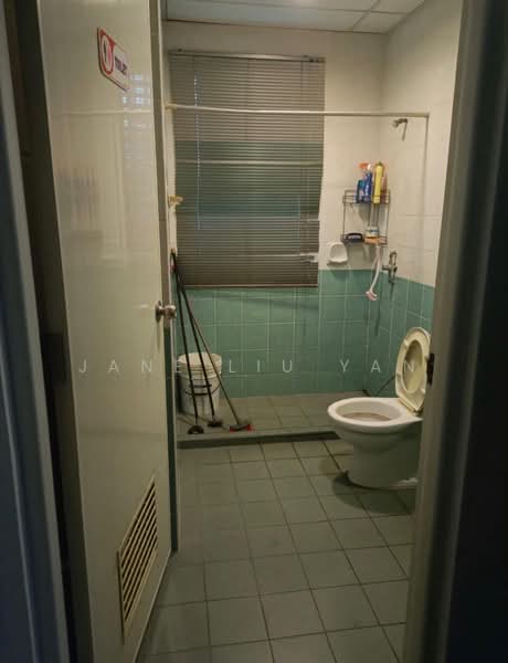 Toh Guan Centre, 21 Toh Guan Road East, 1,367 sqft, Factory / Workshop (B2) For Rent, by Jane Liu Yan, 500211297 - Bathroom - CommercialGuru.com.sg