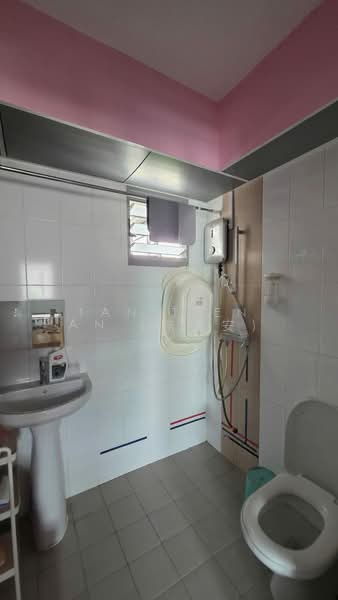 683A Edgedale Plains, 683A Edgedale Plains, 2 Bedrooms, 732 sqft, HDB Flat For Sale, by Tan Tien An (陈天安), 500211337 - Common Bathroom - PropertyGuru.com.sg