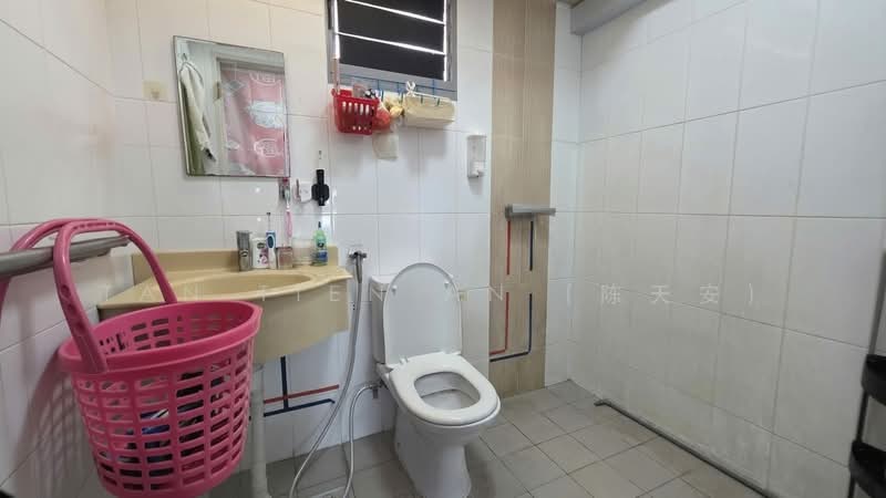683A Edgedale Plains, 683A Edgedale Plains, 2 Bedrooms, 732 sqft, HDB Flat For Sale, by Tan Tien An (陈天安), 500211337 - Master Bathroom - PropertyGuru.com.sg
