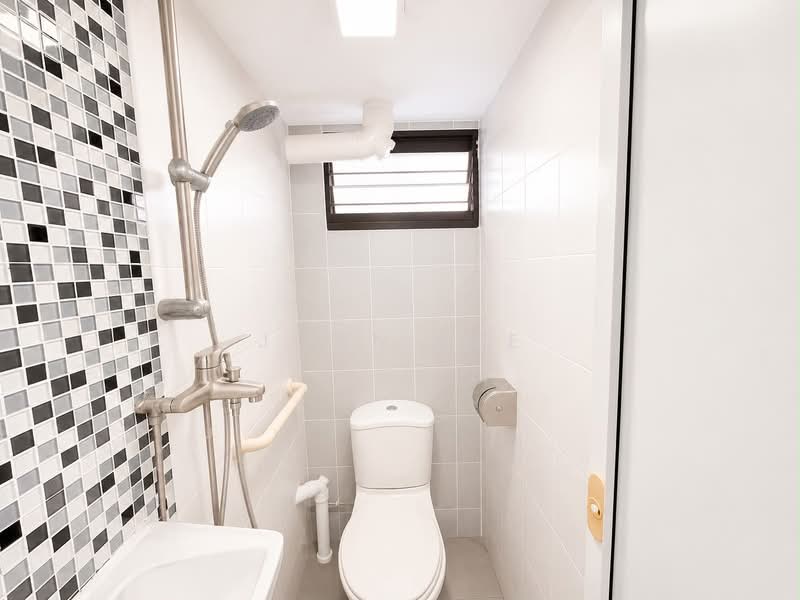 214 Lorong 8 Toa Payoh, 214 Lorong 8 Toa Payoh, 3 Bedrooms, 882 sqft, HDB Flat For Sale, by John Lee, 500211392 - Bathroom - PropertyGuru.com.sg