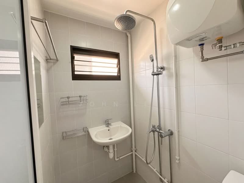 214 Lorong 8 Toa Payoh, 214 Lorong 8 Toa Payoh, 3 Bedrooms, 882 sqft, HDB Flat For Sale, by John Lee, 500211392 - Bathroom - PropertyGuru.com.sg