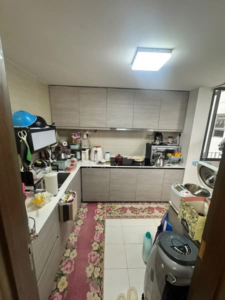 Bellewoods, 102 Woodlands Avenue 5, 4 Bedrooms, 1,345 sqft, Executive Condominium For Sale, by Henry Ng, 500211412 - Kitchen - PropertyGuru.com.sg