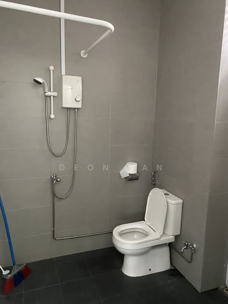 Mapex, 37 Jalan Pemimpin, 1,959 sqft, Light Industrial (B1) For Sale, by Deon Tan, 500211449 - Bathroom - CommercialGuru.com.sg