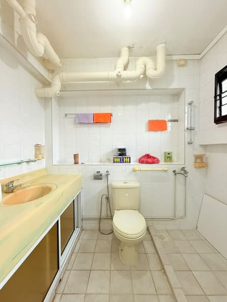 502 Jelapang Road, 502 Jelapang Road, 4 Bedrooms, 1,335 sqft, HDB Flat For Sale, by Jose Loh Zhenhao, 500211467 - Bathroom - PropertyGuru.com.sg