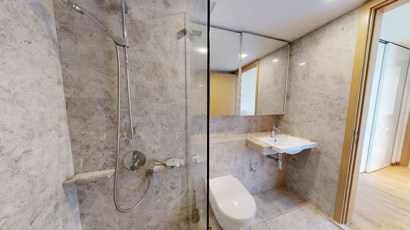 One Shenton, 1 Shenton Way, 2 Bedrooms, 1,130 sqft, Condominium For Sale, by Joseph Khoo, 500211477 - Master Bathroom - PropertyGuru.com.sg