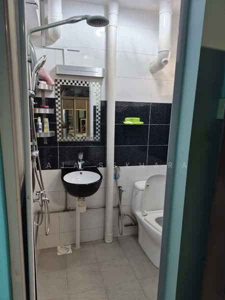 104 Aljunied Crescent, 104 Aljunied Crescent, 3 Bedrooms, 990 sqft, HDB Flat For Sale, by Raja Sekhara, 500211482 - Bathroom - PropertyGuru.com.sg