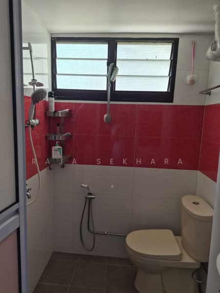 104 Aljunied Crescent, 104 Aljunied Crescent, 3 Bedrooms, 990 sqft, HDB Flat For Sale, by Raja Sekhara, 500211482 - Bathroom - PropertyGuru.com.sg