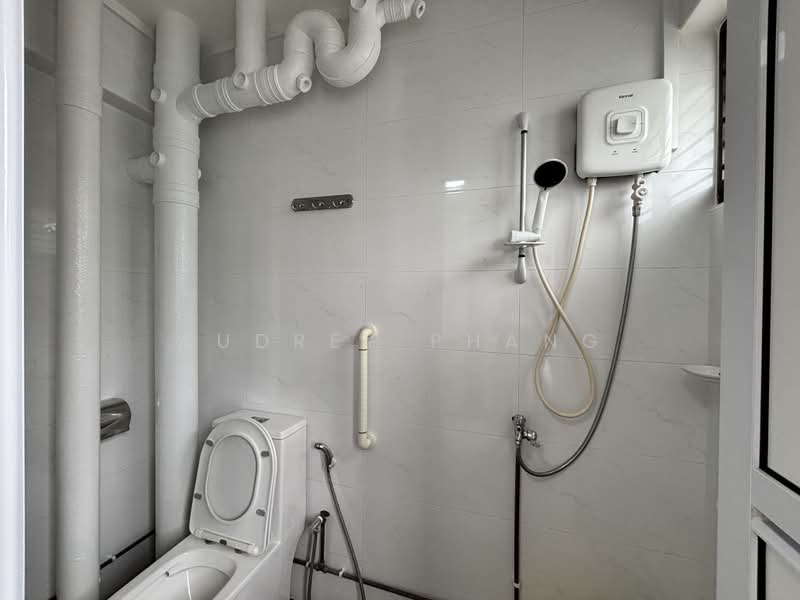 537 Hougang Street 52, 537 Hougang Street 52, 4 Bedrooms, 1,150 sqft, HDB Flat For Rent, by Audrey Phang, 500211492 - Common Bathroom - PropertyGuru.com.sg