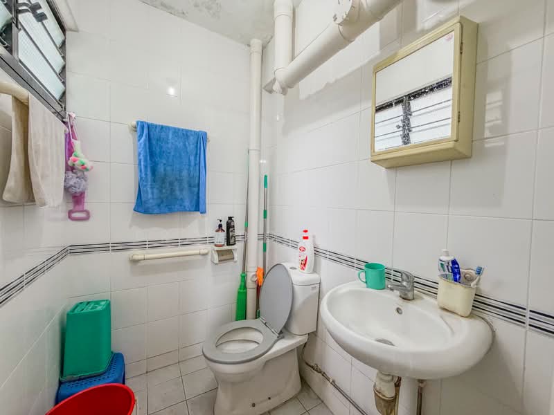 208 Yishun Street 21, 208 Yishun Street 21, 3 Bedrooms, 1,001 sqft, HDB Flat For Sale, by Brandon Wee, 500211509 - Bathroom - PropertyGuru.com.sg