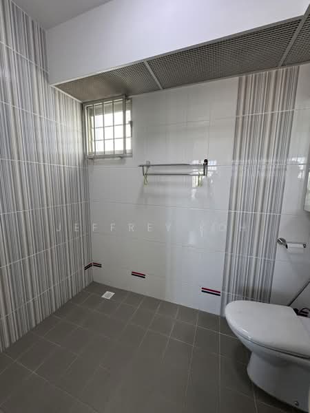 323A Sumang Walk, 323A Sumang Walk, 3 Bedrooms, 1,001 sqft, HDB Flat For Sale, by Jeffrey Koh, 500211580 - Bathroom - PropertyGuru.com.sg