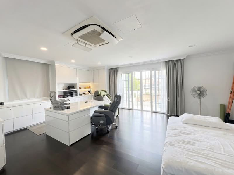 SEMI D near MRT, , 6 Bedrooms, 5,300 sqft, Semi-Detached House For Sale, by Constance Lai, 500211595 - Master Bedroom - PropertyGuru.com.sg
