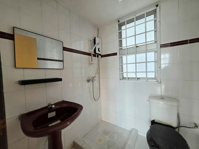 Ava Towers, 10 Ava Road, 3 Bedrooms, 1,227 sqft, Apartment For Sale, by Jaime Lim, 500211639 - Common Bathroom - PropertyGuru.com.sg