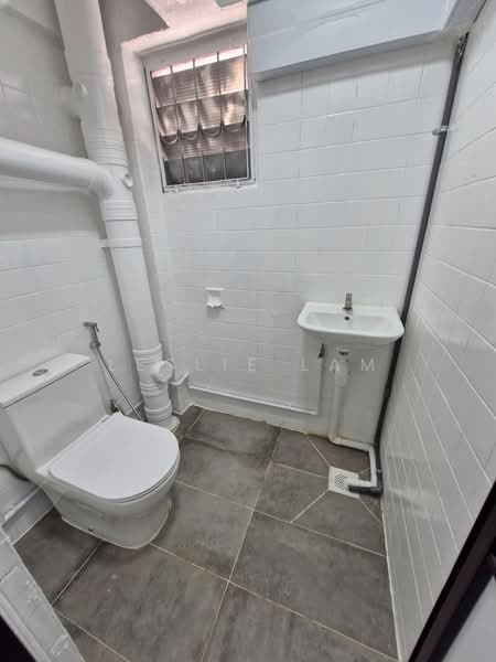 Everton Park HDB Shop, Everton Road, Neil Road, 1,173 sqft, Shop / Shophouse For Sale, by Leslie Lam, 500211645 - Bathroom - CommercialGuru.com.sg