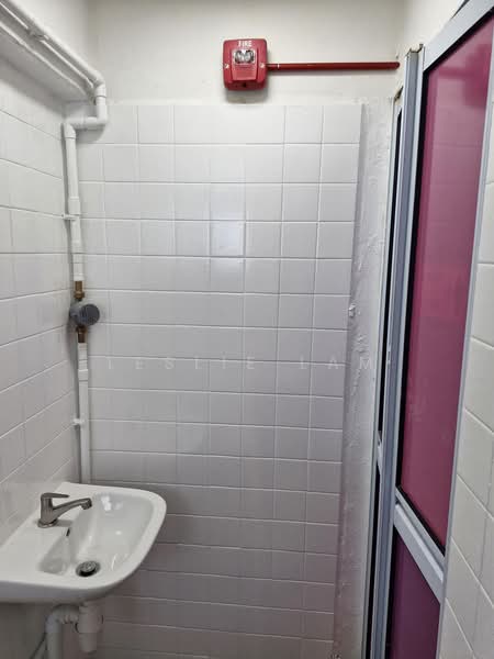Everton Park HDB Shop, Everton Road, Neil Road, 1,173 sqft, Shop / Shophouse For Sale, by Leslie Lam, 500211645 - Bathroom - CommercialGuru.com.sg