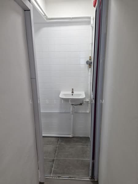 Everton Park HDB Shop, Everton Road, Neil Road, 1,173 sqft, Shop / Shophouse For Sale, by Leslie Lam, 500211645 - Bathroom - CommercialGuru.com.sg