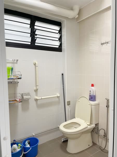 518 Jurong West Street 52, 518 Jurong West Street 52, 2 Bedrooms, 1,120 sqft, HDB Flat For Rent, by Jeff Chua, 500211653 - Bathroom - PropertyGuru.com.sg