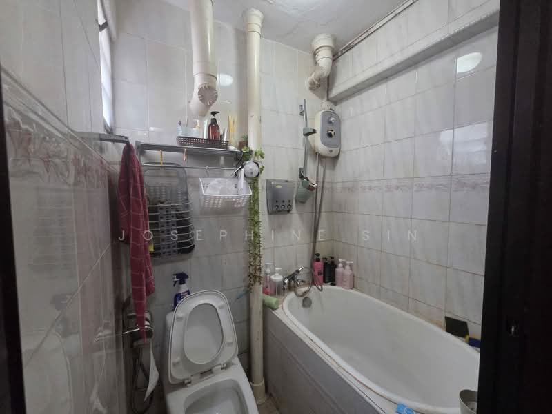 110 Ang Mo Kio Avenue 4, 110 Ang Mo Kio Avenue 4, 2 Bedrooms, 882 sqft, HDB Flat For Sale, by Josephine Sin, 500211671 - Bathroom - PropertyGuru.com.sg