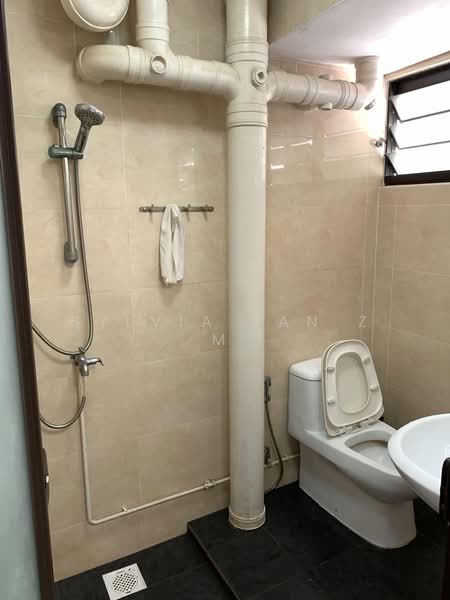 413 Commonwealth Avenue West, 413 Commonwealth Avenue West, 3 Bedrooms, 1,345 sqft, HDB Flat For Rent, by Sylvia Tan Z M, 500211674 - Bathroom - PropertyGuru.com.sg