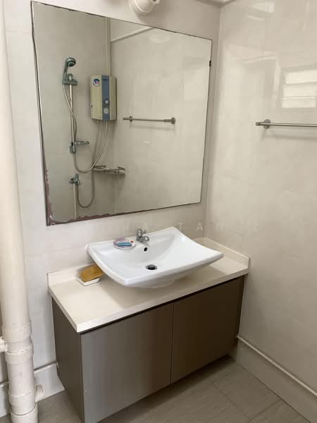 413 Commonwealth Avenue West, 413 Commonwealth Avenue West, 3 Bedrooms, 1,345 sqft, HDB Flat For Rent, by Sylvia Tan Z M, 500211674 - Bathroom - PropertyGuru.com.sg