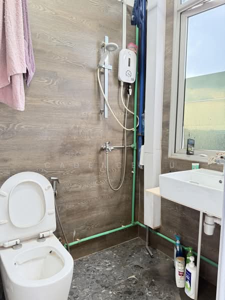 Mandai Connection, 7 Mandai Link, 1,700 sqft, Factory / Workshop (B2) For Rent, by Cadence Yu, 500211709 - Bathroom - CommercialGuru.com.sg