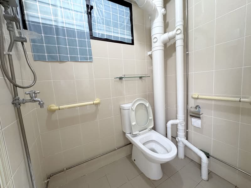 703 Hougang Avenue 2, 703 Hougang Avenue 2, 3 Bedrooms, 1,001 sqft, HDB Flat For Sale, by Josephine Koh, 500211711 - Bathroom - PropertyGuru.com.sg