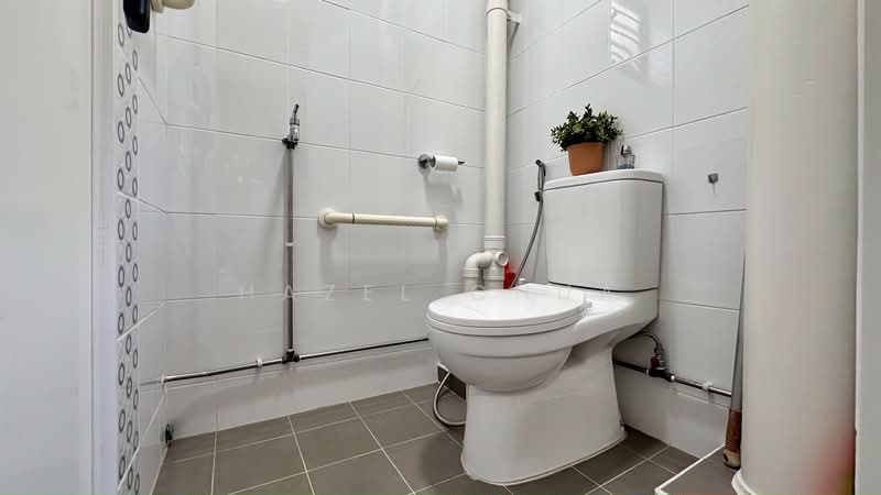 407 Tampines Street 41, 407 Tampines Street 41, 2 Bedrooms, 743 sqft, HDB Flat For Sale, by Hazel Chua, 500211764 - Bathroom - PropertyGuru.com.sg