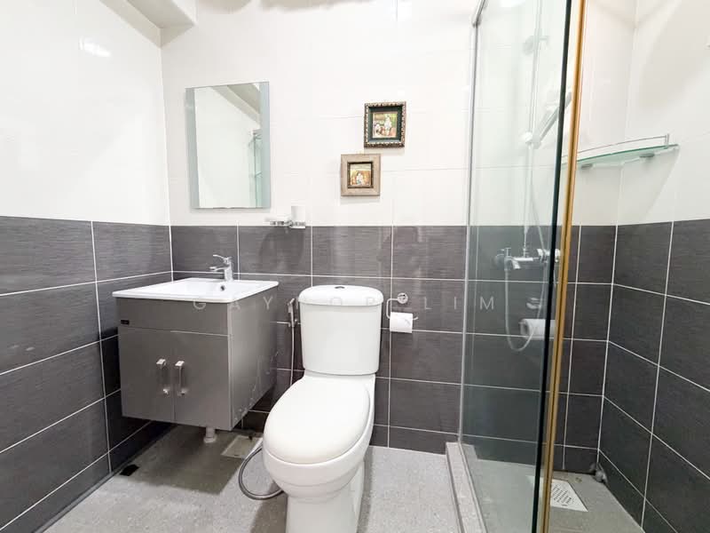 122 Sengkang East Way, 122 Sengkang East Way, 3 Bedrooms, 980 sqft, HDB Flat For Sale, by Gaynor Lim, 500211770 - Bathroom - PropertyGuru.com.sg
