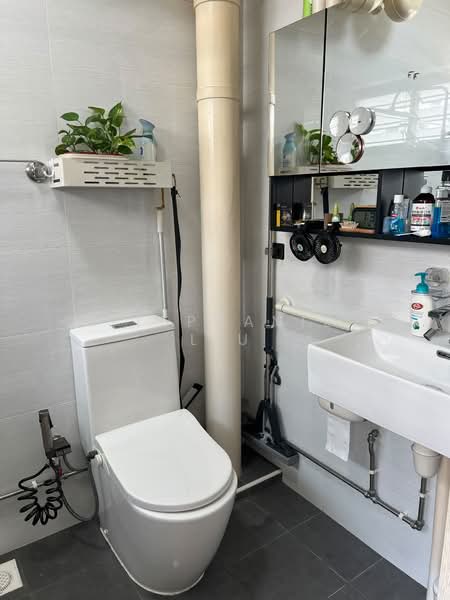 418 Hougang Avenue 8, 418 Hougang Avenue 8, 4 Bedrooms, 1,324 sqft, HDB Flat For Sale, by Stephanie Liu, 500211774 - Bathroom - PropertyGuru.com.sg