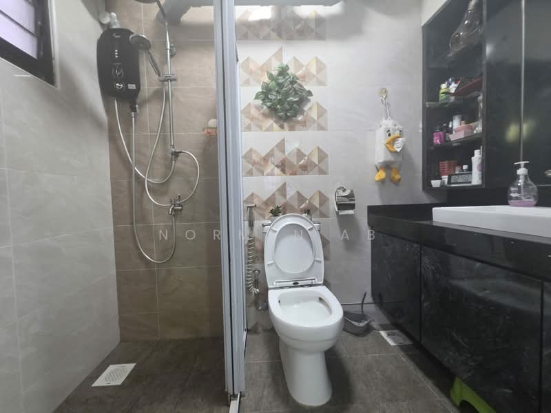 945 Hougang Street 92, 945 Hougang Street 92, 3 Bedrooms, 1,302 sqft, HDB Flat For Sale, by Norman AB, 500211787 - Bathroom - PropertyGuru.com.sg