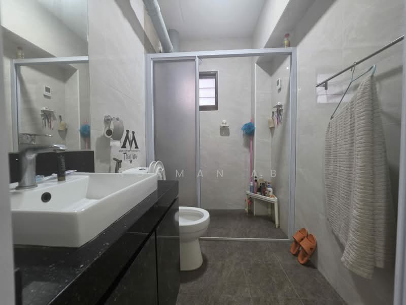 945 Hougang Street 92, 945 Hougang Street 92, 3 Bedrooms, 1,302 sqft, HDB Flat For Sale, by Norman AB, 500211787 - Bathroom - PropertyGuru.com.sg