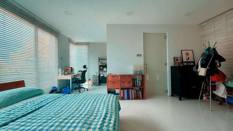 Wareham Road Bungalow Near MRT bigger than 6,000 sqft, Freehold, Move in condition, Plenty of space for multiple families, 7 Bedrooms, 8,011 sqft, Bungalow House For Sale, by Daniel Lee, 500211816 - Bedroom - PropertyGuru.com.sg