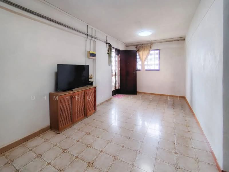 444 Ang Mo Kio Avenue 10, 444 Ang Mo Kio Avenue 10, 2 Bedrooms, 882 sqft, HDB Flat For Sale, by JASLIN LEE, 500211851 - Living Room - PropertyGuru.com.sg