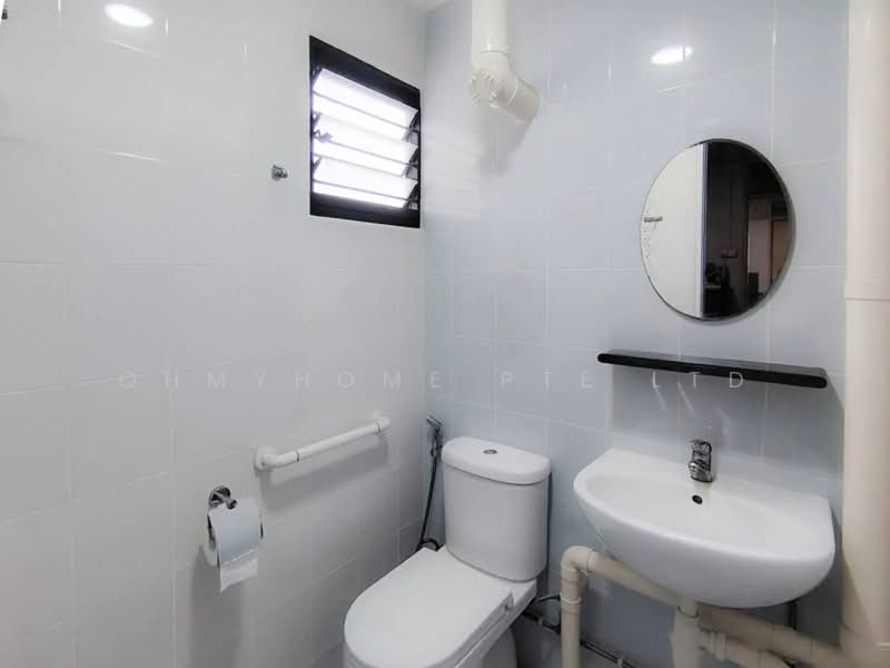 444 Ang Mo Kio Avenue 10, 444 Ang Mo Kio Avenue 10, 2 Bedrooms, 882 sqft, HDB Flat For Sale, by JASLIN LEE, 500211851 - Bathroom - PropertyGuru.com.sg