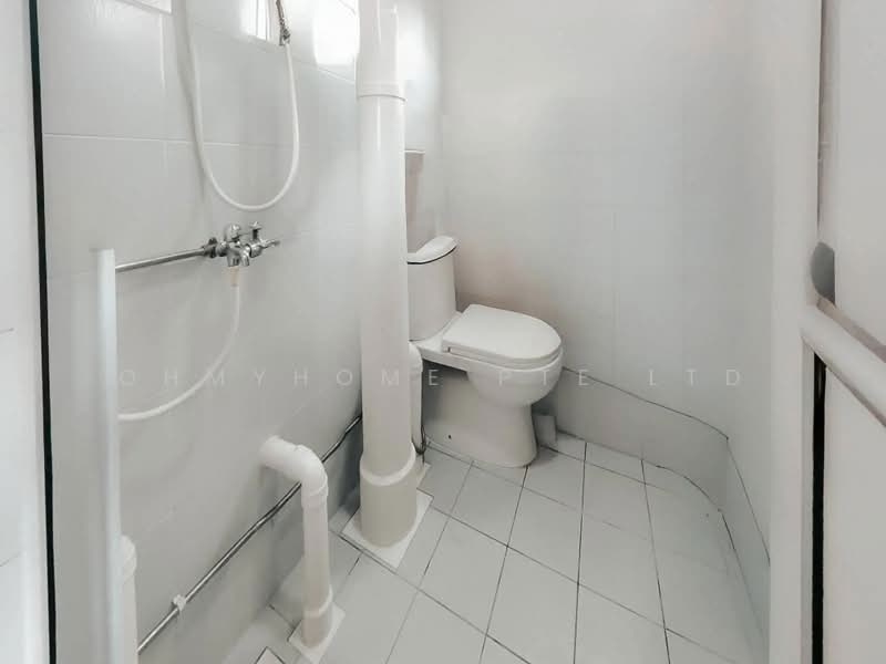 444 Ang Mo Kio Avenue 10, 444 Ang Mo Kio Avenue 10, 2 Bedrooms, 882 sqft, HDB Flat For Sale, by JASLIN LEE, 500211851 - Bathroom - PropertyGuru.com.sg