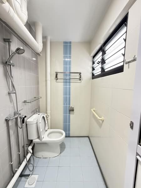 242 Hougang Street 22, 242 Hougang Street 22, 3 Bedrooms, 92 sqft, HDB Flat For Rent, by Cheryl Tan, 500211852 - Bathroom - PropertyGuru.com.sg