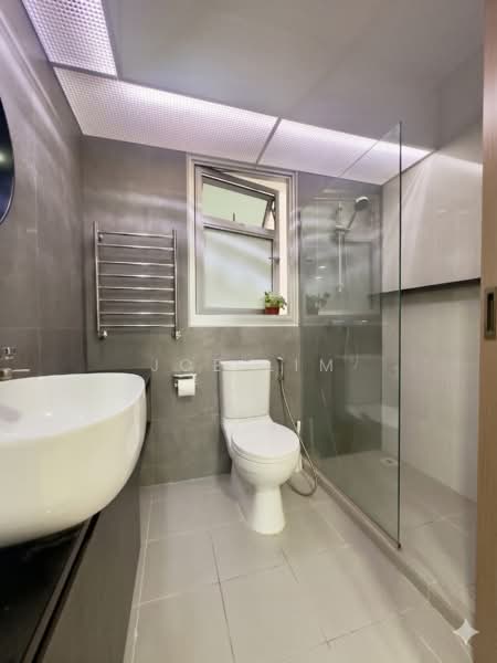 422B Northshore Drive, 422B Northshore Drive, 3 Bedrooms, 1,001 sqft, HDB Flat For Sale, by Joe Lim, 500211864 - Bathroom Virtually staged - PropertyGuru.com.sg