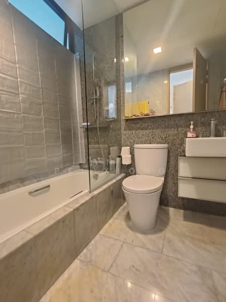 Rivergate, 99 Robertson Quay, 2 Bedrooms, 1,055 sqft, Condominium For Sale, by Ang Pei Xiong, 500211869 - Bathroom - PropertyGuru.com.sg