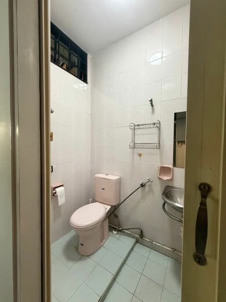 3-Storey Landed Terrace @ Kovan/Serangoon | 4+Study | 4 Bath, Kovan | Serangoon | Hougang, 4 Bedrooms, 1,650 sqft, Terraced House For Rent, by Edwin Su, 500211875 - Bathroom - PropertyGuru.com.sg