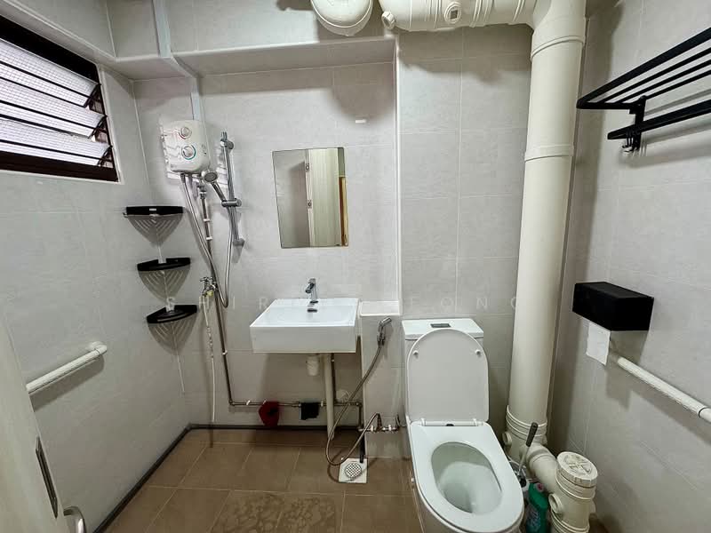 433 Hougang Avenue 8, 433 Hougang Avenue 8, Room Rental, 150 sqft, HDB Flat For Rent, by Shirley Fong, 500211904 - Bathroom - PropertyGuru.com.sg